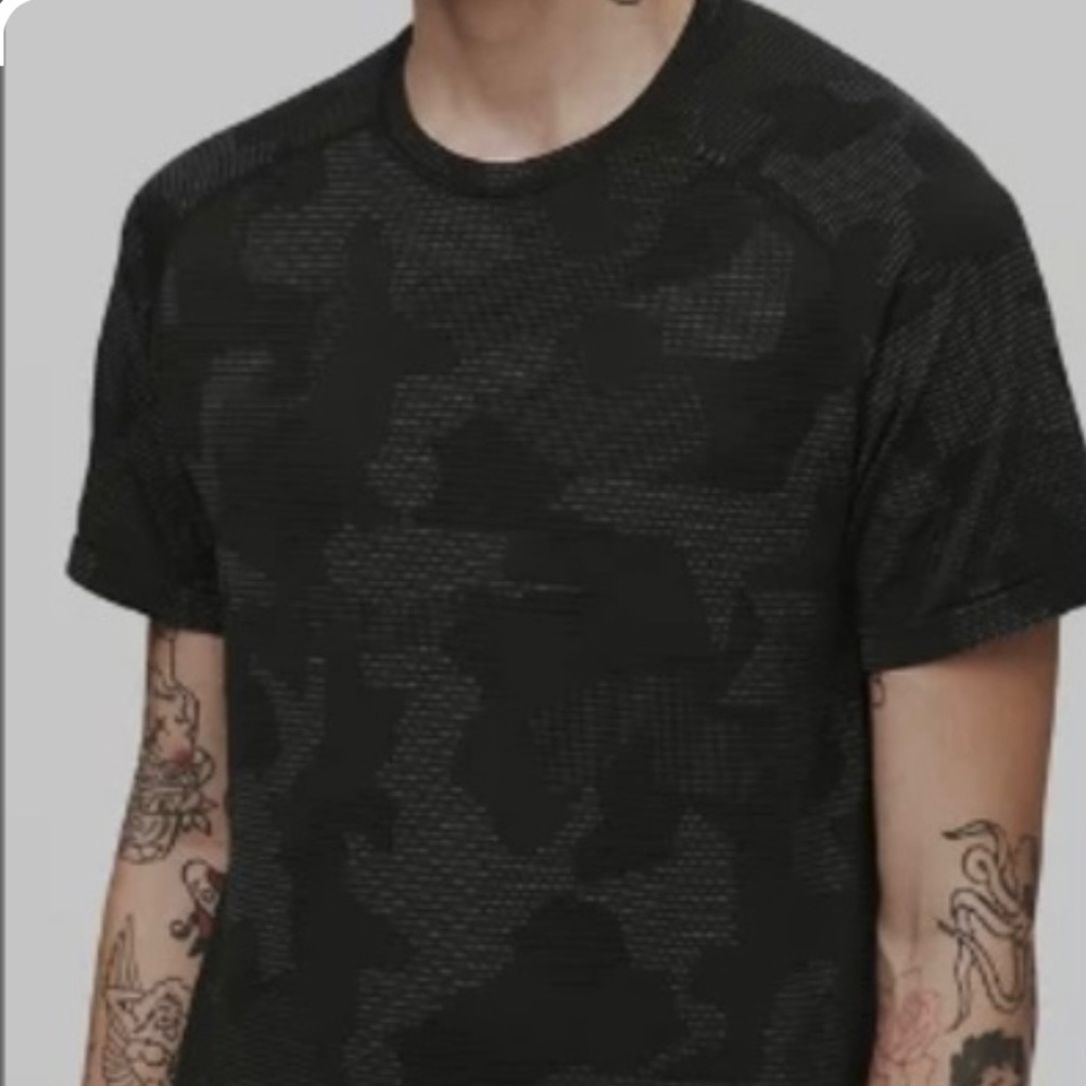 XL lululemon Black camo metal vent tech 2.0
